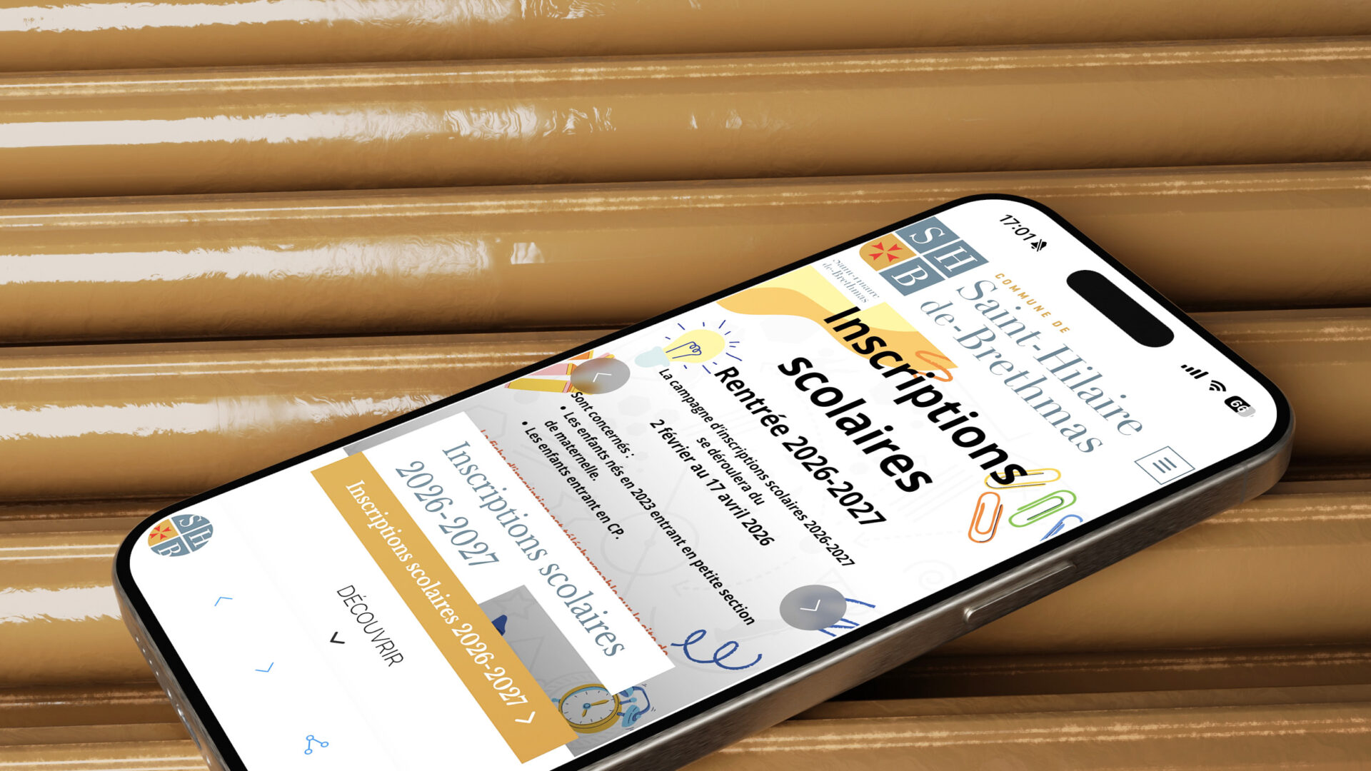 Application mobile Place du Village affichée sur iPhone — interface aux couleurs de la commune avec actualités, agenda et notifications push
